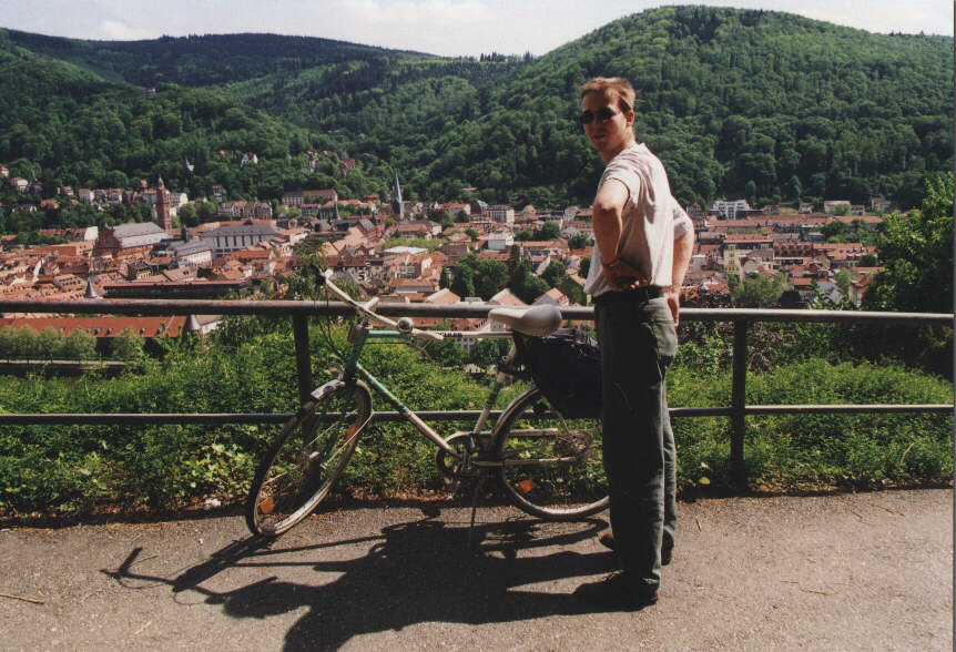 Michael mit Fahrrad halb auf dem Berg 110kb